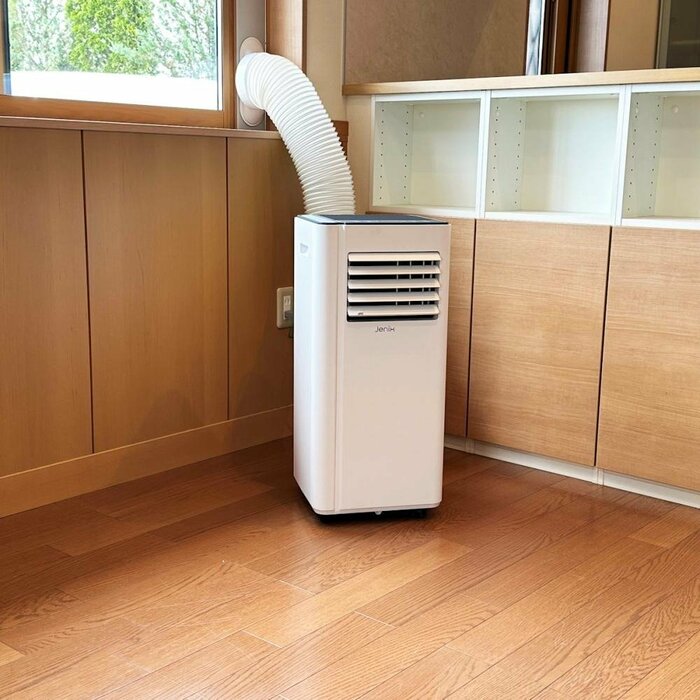 この移動式エアコンは窓から排熱する仕組みです