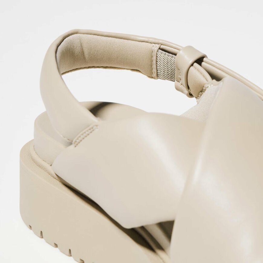 出所：ユニクロ公式　クロスストラップサンダル