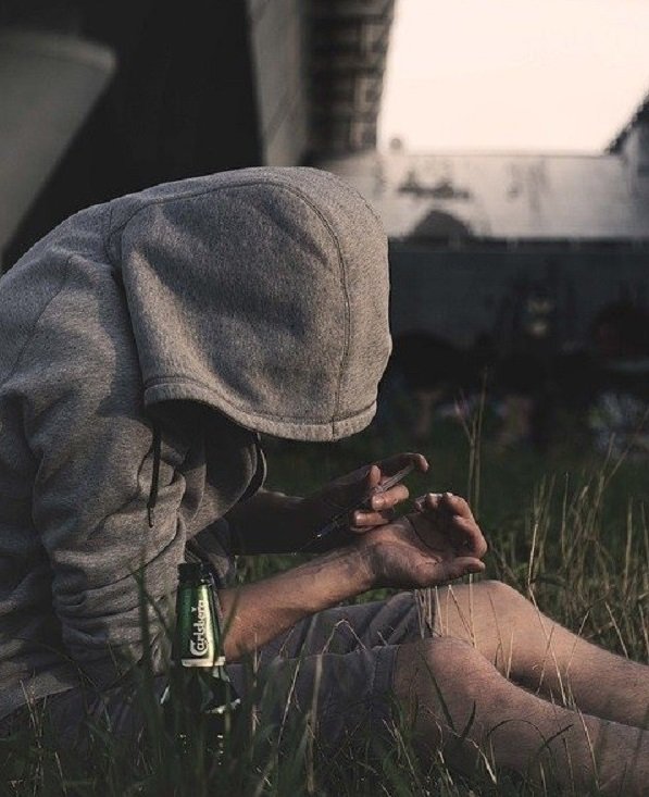 屋外で注射を用いて麻薬を摂取する中毒者。最近はその数は減少傾向にある。（画像提供：フリー画像／Pixsbay）