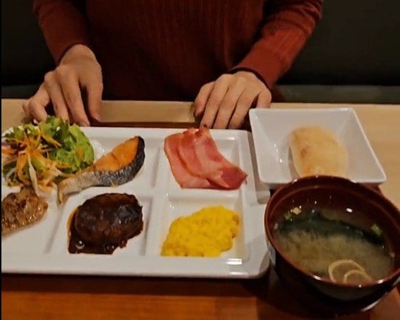 ホテルの朝食ビュッフェでやりがちなことは？　「和洋の統一感が崩壊」「食べ過ぎて苦しみがち」など多数