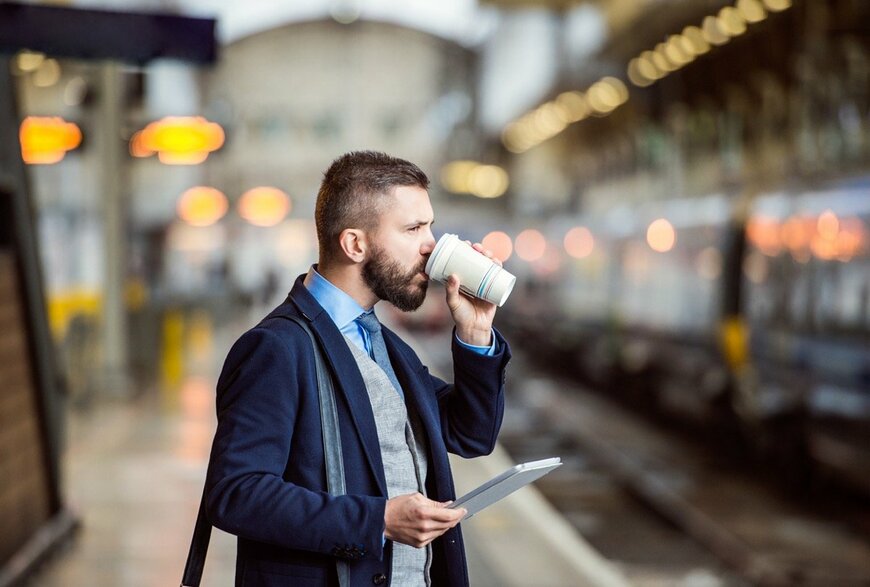 「コーヒーカップ持って乗るな！」大迷惑な電車へのドリンク持ち込み