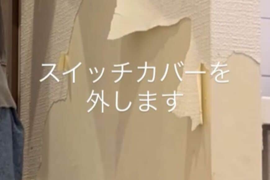 キッチンのボロボロな壁紙を自力でDIY。新しく貼り替えるだけで見違えるほど清潔感のある空間へと大変身する、お部屋の印象を明るく変える実用的なリメイク術