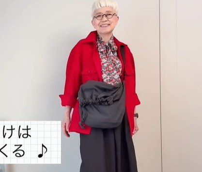 【70代マダム】UNIQLOの「メンズシャツ」で華やかコーデ！トレンドを押さえた大人の着こなしが勉強になる
