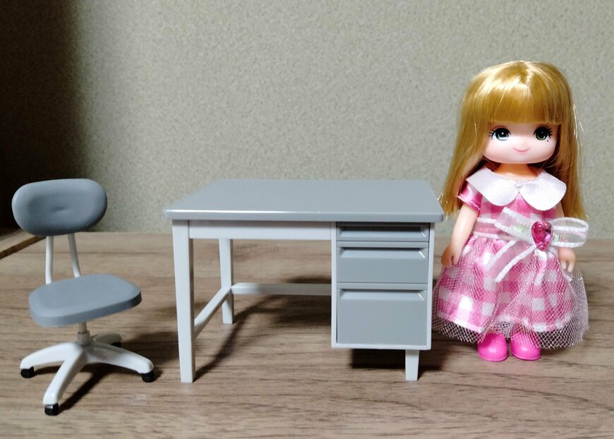 筆者撮影（セリア、ミニチュア 事務机・ミニチュア 事務イス）