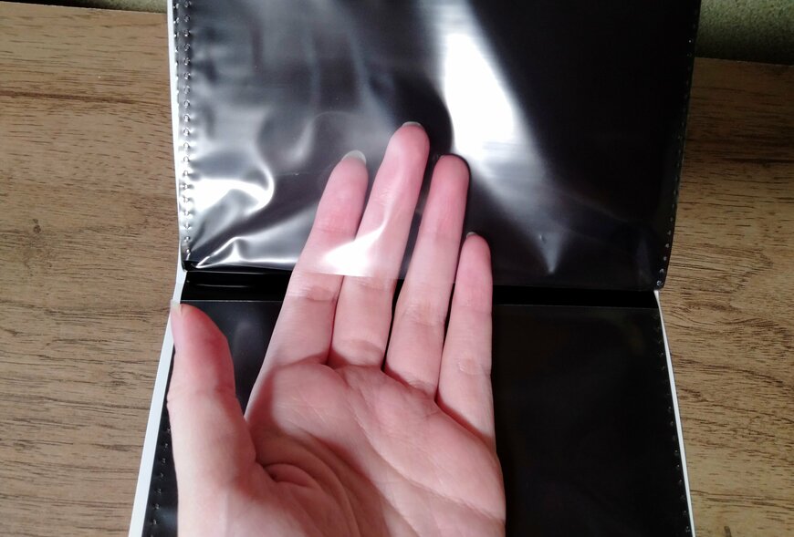 筆者撮影（セリア、ポストカードファイル黒台紙 48P ウィリアム・モリスデザイン）