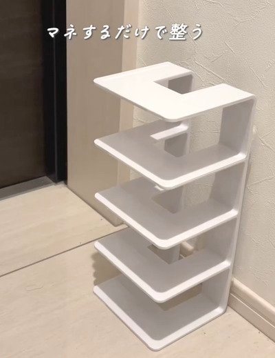 「アイデアすごすぎ！」うまく収納できない〈水筒・フライパン・子どもの靴や洋服〉→ダイソーの〈ブックエンド〉でスッキリ収納！