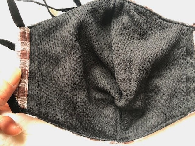 『抗菌　洗えてくり返し使える　マスク』の中（筆者撮影）