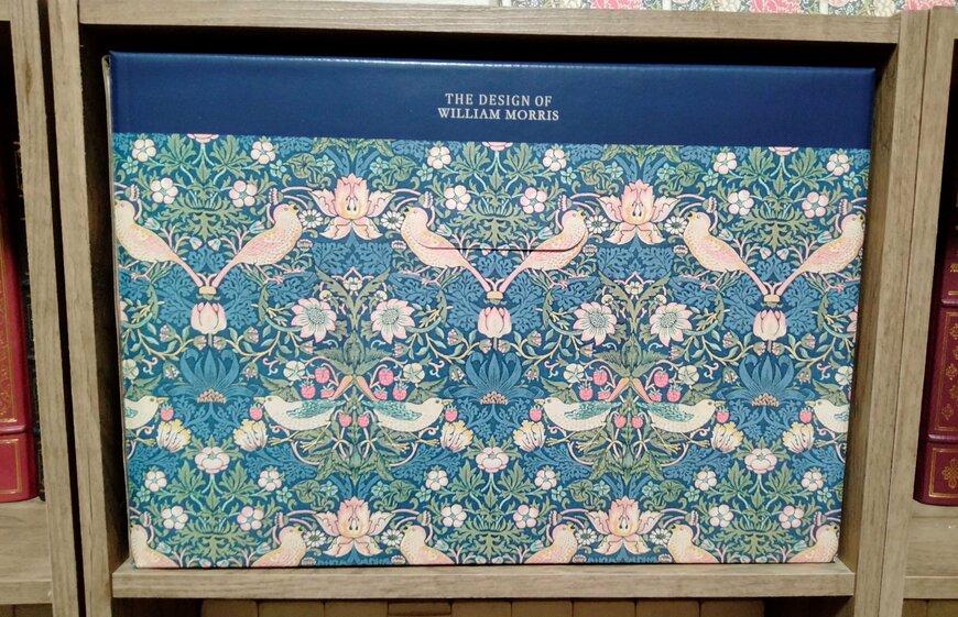 筆者撮影（セリア、ペーパー収納BOX ウィリアム・モリスデザイン）