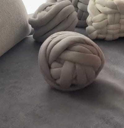 【100均DIY】センスありすぎ　チャンキーヤーンとリボンで可愛い「クッションカバー」を簡単DIY
