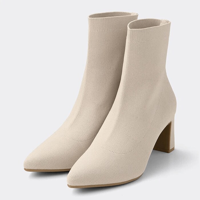 カラーは2色展開。こちらのオフホワイトとブラックです／出所：GU公式 ポインテッドニットブーツ