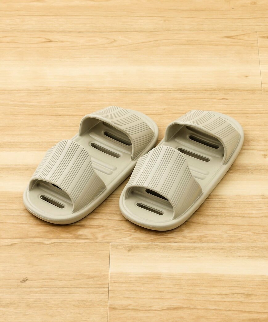 出所：3COINS公式　両履き軽量スリッパ