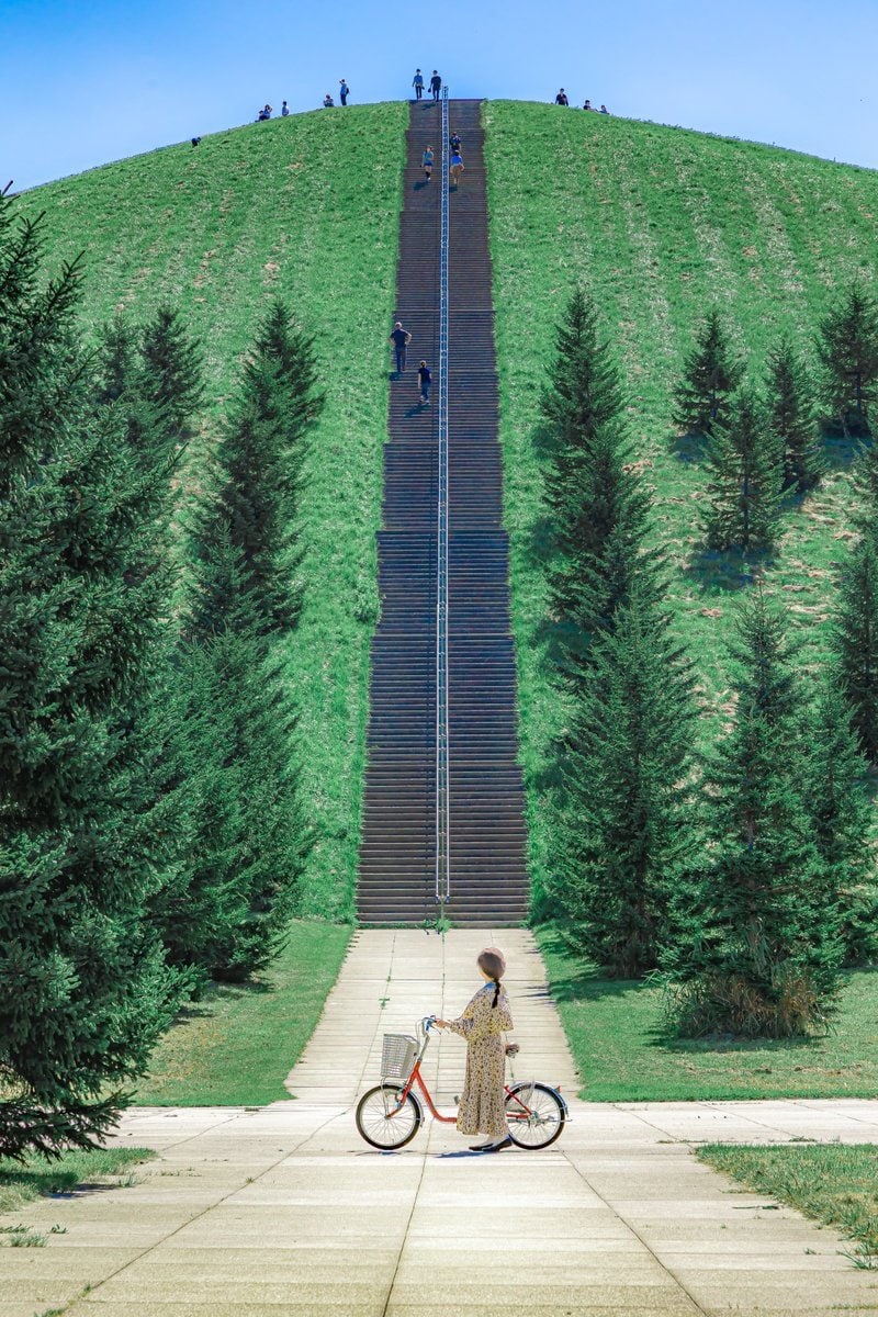 巨大な山と大階段