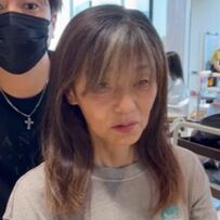 頬のこけを気にする女性「キツく見えない髪型」で激変した姿に衝撃！