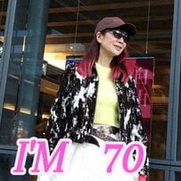 【70歳マダム】Cow柄ブルゾンが主役の「ライブコーデ」を紹介。チュールスカートで甘辛MIX「かっこいいの一言」の声