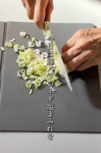 「無限に食べられる！」高校生の娘が絶賛！弁当歴20年の母がつくる「豚バラのネギ塩まみれ！のっけ弁当」が話題