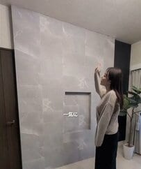 【DIY術】築30年の中古マンションでテレビ背面にテープライトを貼る工夫。やわらかな光を取り入れてリビングの印象を変え、日々の暮らしに落ち着きを添える空間づくり