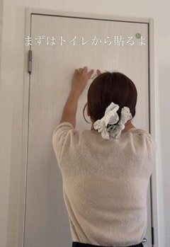 【簡単DIY】まるでお店みたい！トイレと洗面所のドアが「英字ステッカー」でおしゃれに変身 台紙を剥がして貼るだけです