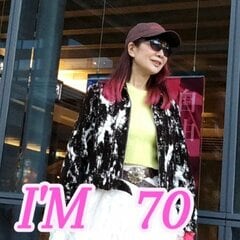 【70歳マダム】Cow柄ブルゾンが主役の「ライブコーデ」を紹介。チュールスカートで甘辛MIX「かっこいいの一言」の声