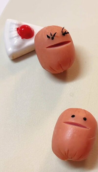 まつ毛を生やしてお茶目なソーセー人