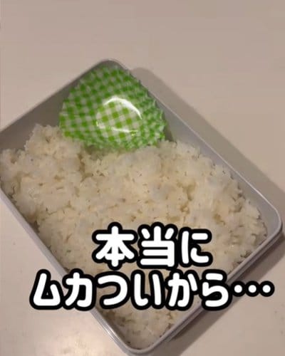 まずは白いご飯を詰めて、おかずカップを入れます