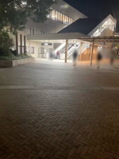 駅のエスカレーターを降りた旦那さん