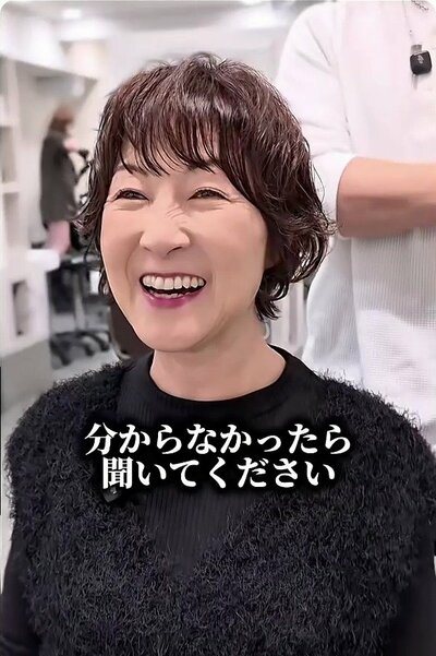 前髪があり、癖を活かした軽やかなショート