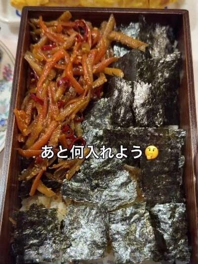 のりの上に、きんぴらのような細切りのおかずが加わったところ
