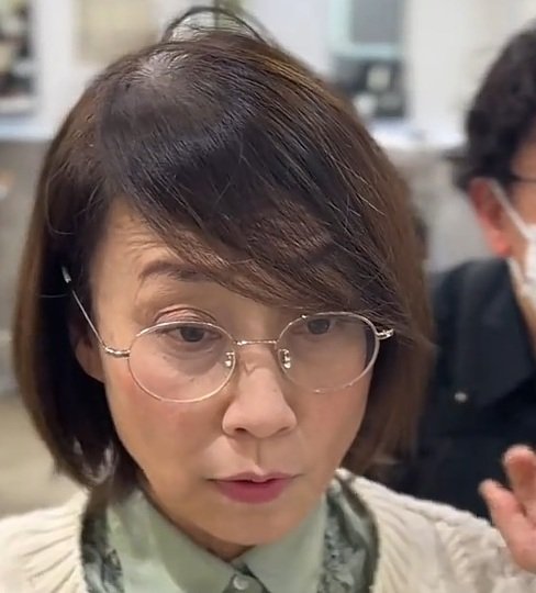「いつも同じ髪型で飽きた」ボブの女性が…前髪をつくった明るいショートヘアで雰囲気ガラリ！