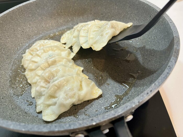 ターナーの面積が広いため、餃子を取り落としにくいのも魅力