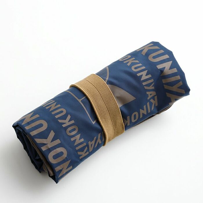 くるくる丸めて付属のゴムでとめるだけでOKなので、折り畳むのが苦手な人にもおすすめです。