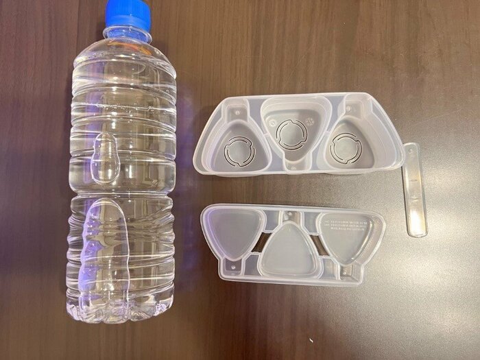 中には容器、フタ、ミニしゃもじが入っていました