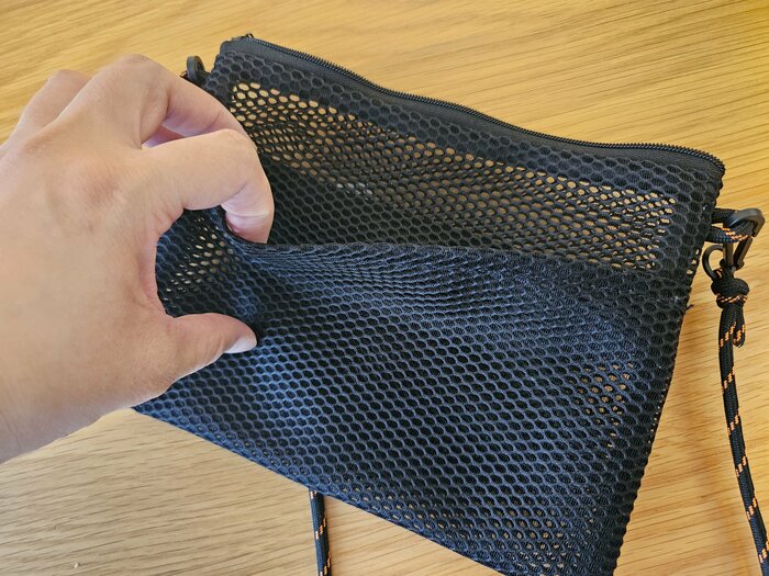 バッグを裏返すと、開きのポケットがあります