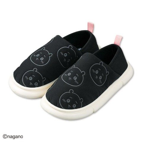 「ちいかわ」モデルは、どんなコーディネートにも合わせやすい定番のブラック