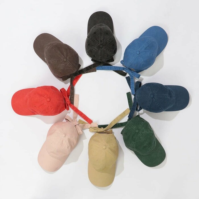 フロントにあしらわれた配色のロゴ刺繍がアクセントになっています