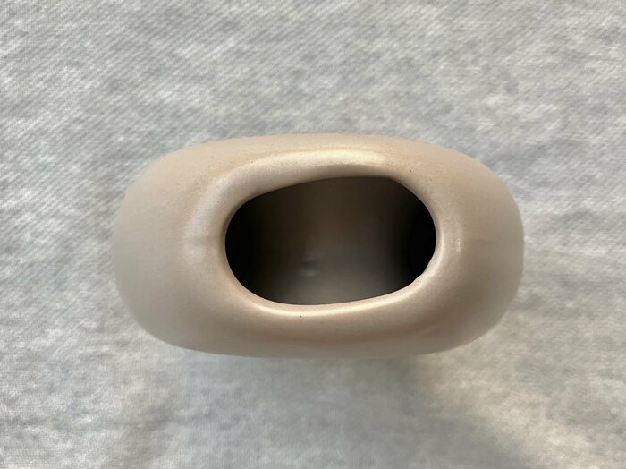 上から見ると、花を入れる部分が左右に分かれています