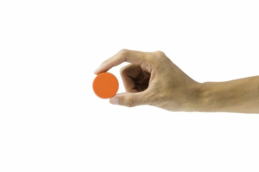 ペットボトルキャップに描かれた「美しすぎるアート」が話題に　とてつもない想像力に思わず目を疑う