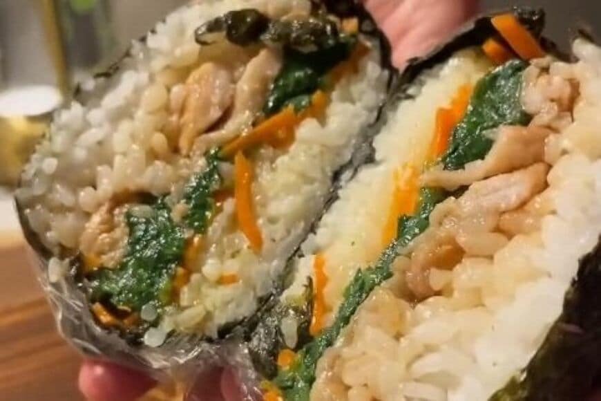 「結婚3年目の看護師」が夫に作る【おにぎらず弁当】　大ボリュームのメインとバランスの取れた副菜がおいしそう