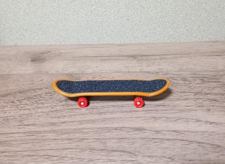 出所：筆者撮影（セリア、スケートボードキーホルダー）