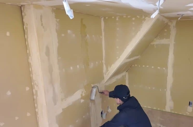 【空き家DIY】PC部屋の石膏ボード壁が…「モダンで高級感あふれる」漆喰の黒壁に大変身　「センスあるおしゃれなDIY」