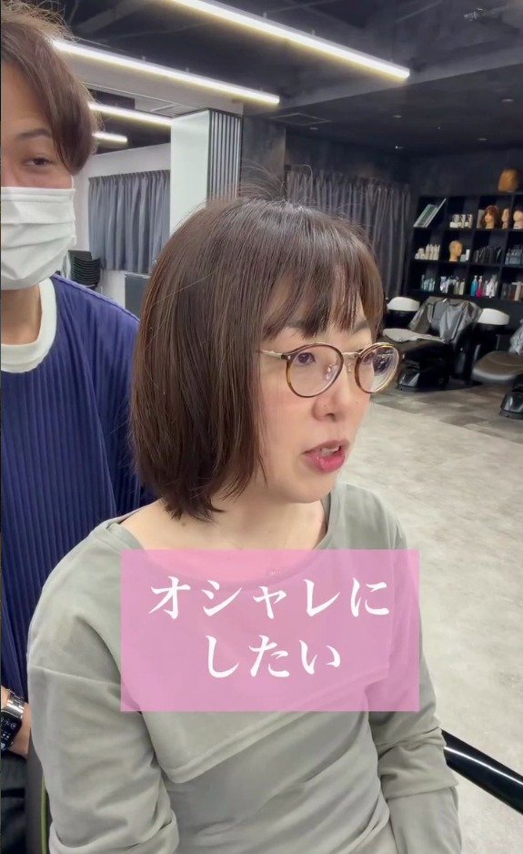 「メガネとピアスに似合うオシャレにしたい」と話していた女性　カットで丸みのあるふんわりショートにスタイルチェンジ