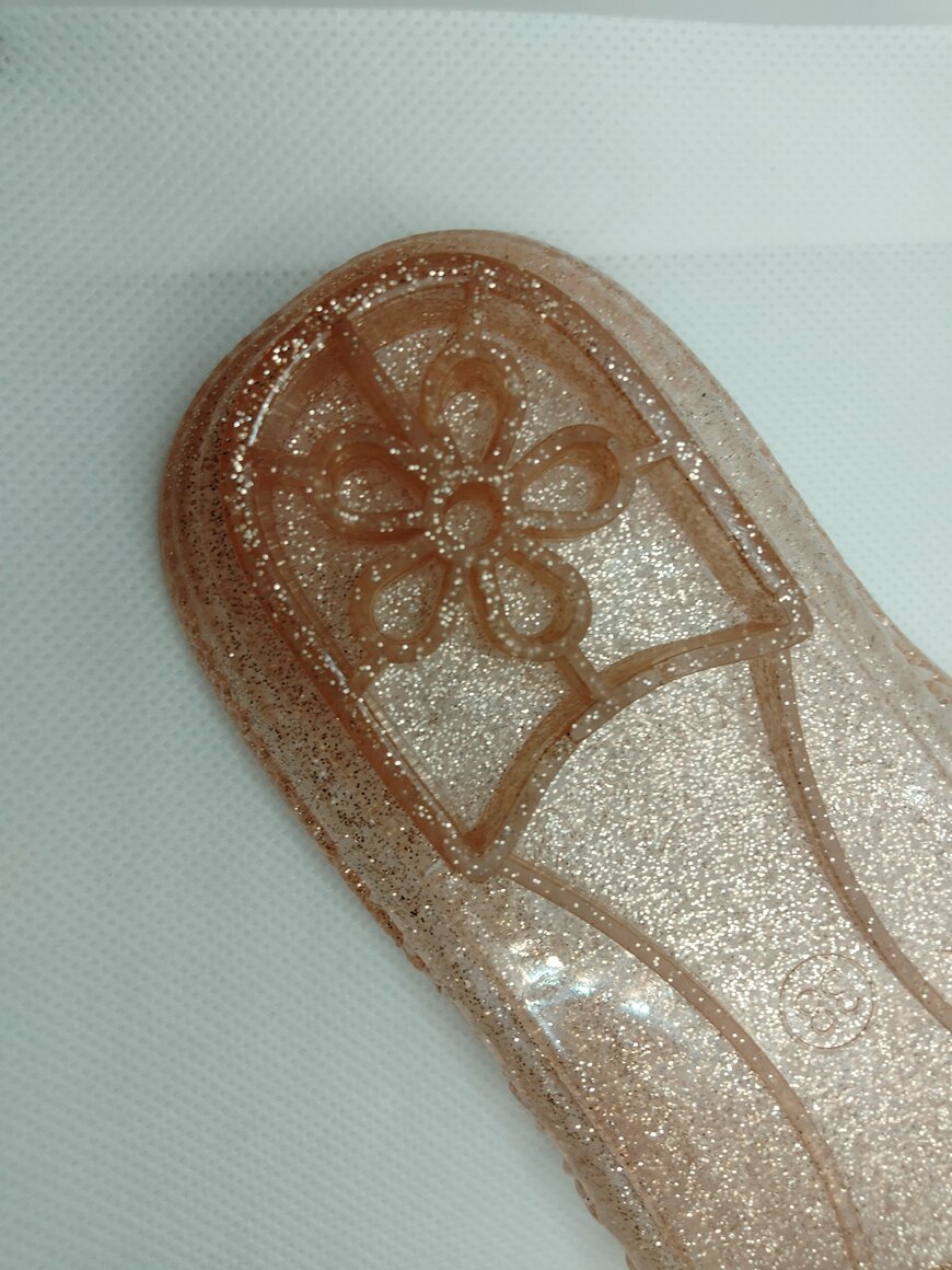 出所：筆者撮影（キャンドゥのクリアフラットミュール）