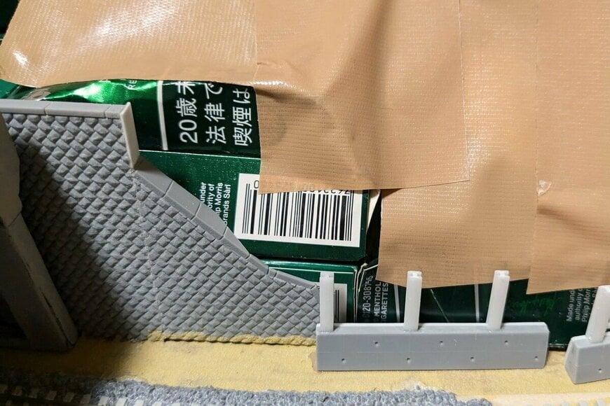 ガムテープで貼り付けた「タバコの箱」がまさかの大変身　完成後の姿に「これすごい」「理解が追いつかない」