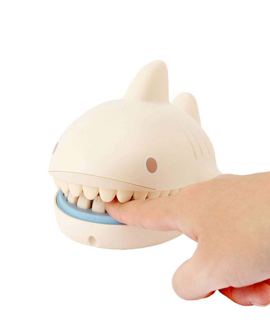 出所：パルグループ公式ファッション通販サイト 3COINS デンジャラスシャーク