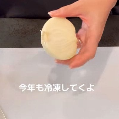 【妻が夫に作る冷凍弁当】ケチャップライスとおかずの上に卵をドーン！のせるだけで包まない「オムライス弁当」が「めちゃ美味しそう」と話題