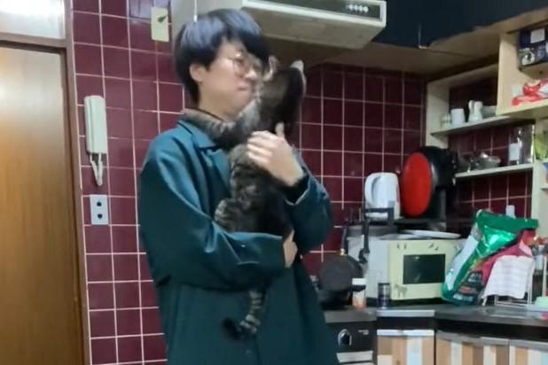 「飛びついた瞬間…」猫達のギャップがありすぎるお出迎えに和む