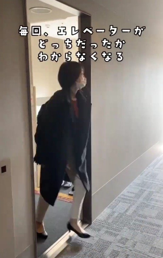 エレベータ―を探す女性