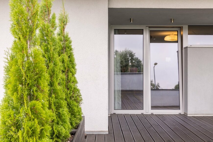 住宅の玄関。コニファーが植わっている