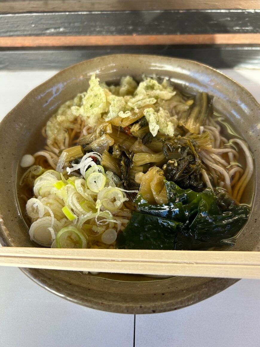秩父特産のしゃくしな漬をのせた「しゃくしなそば」