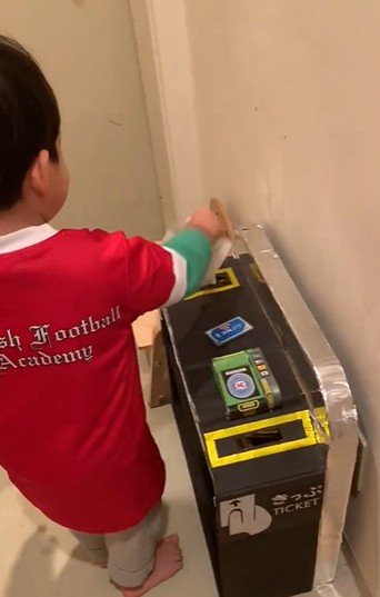 ダンボールで制作した改札