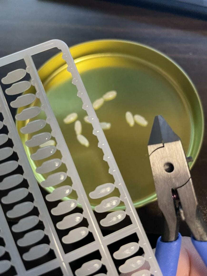 米粒のパーツを組み立てている様子